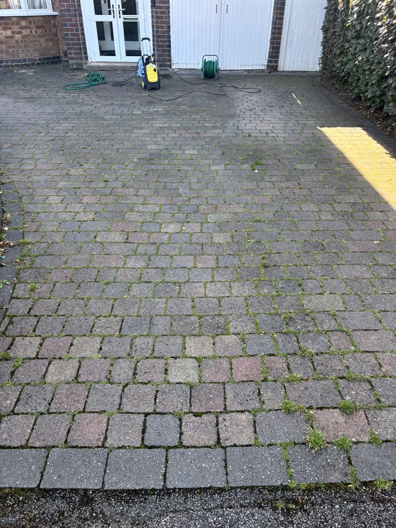 Driveway before jetwashing