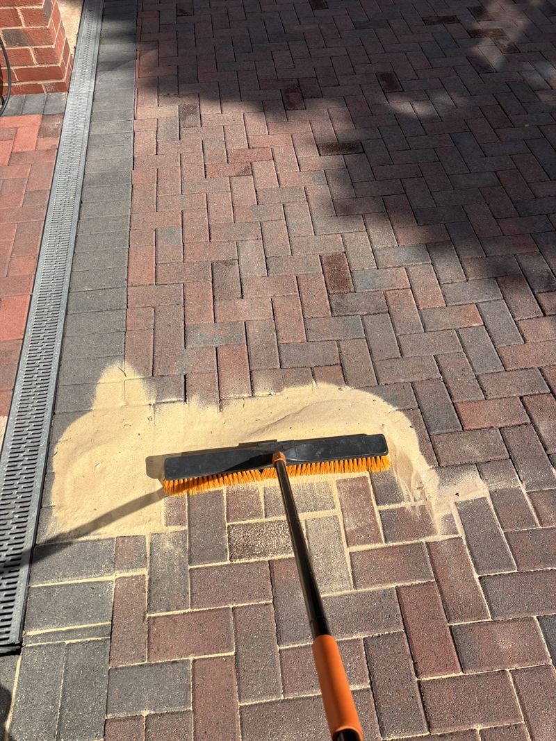 Re-sanding block paving joints